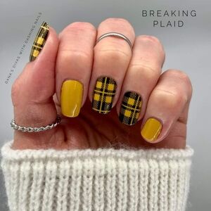 Color Street Nail Set Breaking Plaid